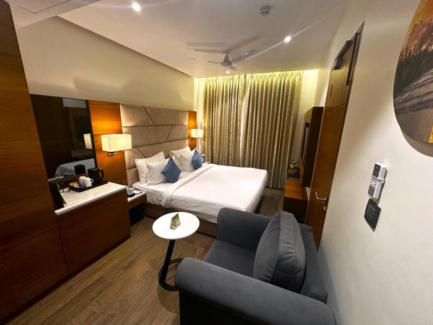 The Glory Suites Near Igi Airport Ню Делхи Екстериор снимка